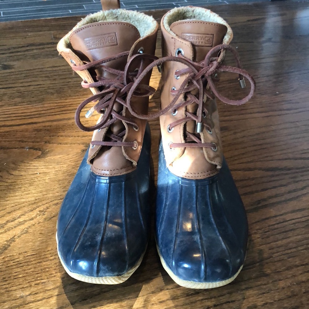 Size 10 fleece lined Sperry boots